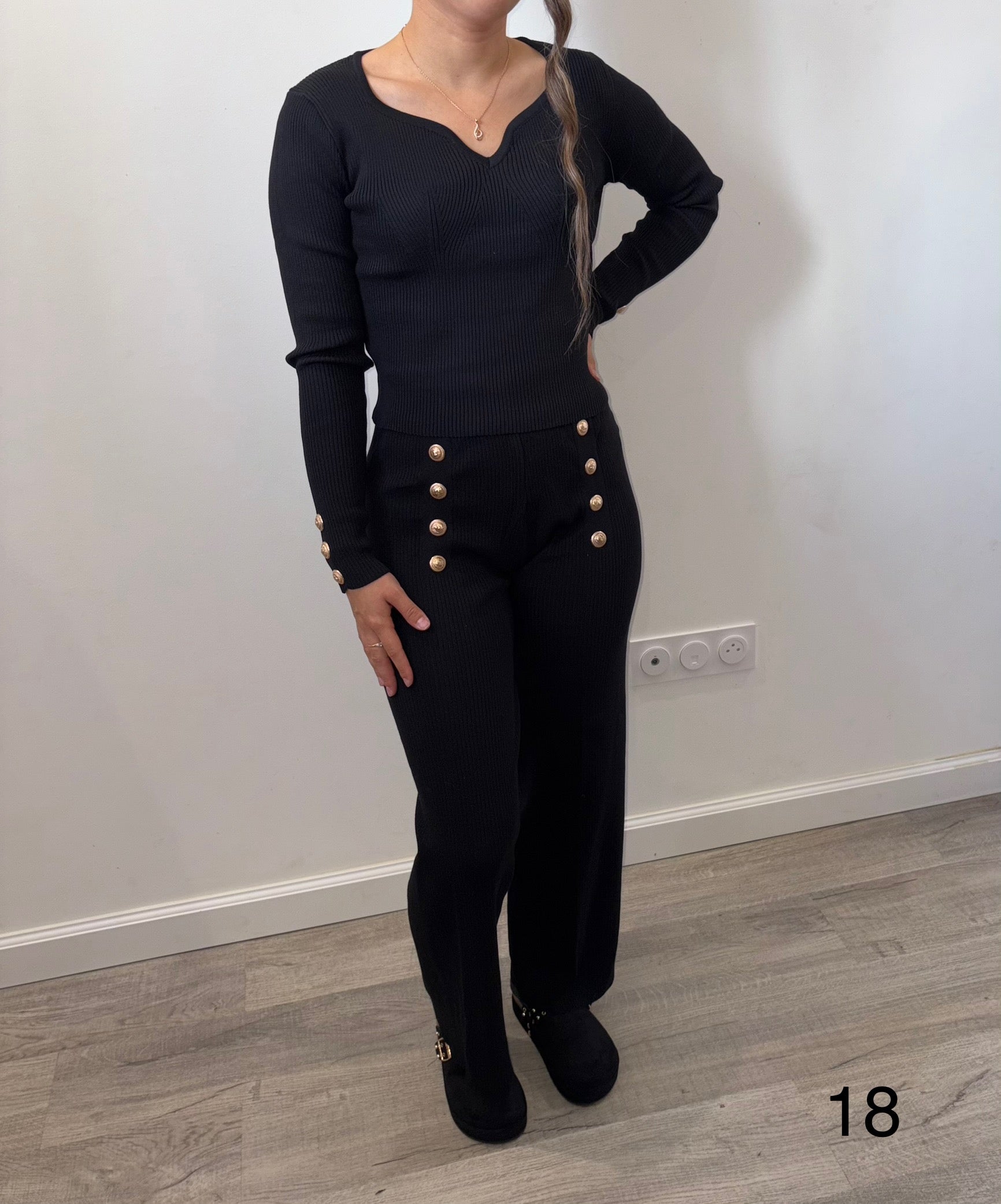 Ensemble noir avec bouton doré